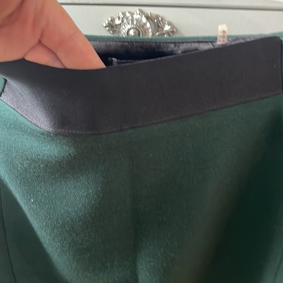 Brand new Tahari skirt size 8 with elastic in the middle - Picture 4 of 4